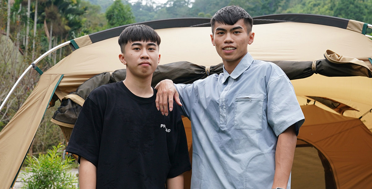 兄弟檔高雄師大魏莨哲（右）、臺灣師大魏芃禾（左）合體露營，實現睽違約10年的家庭旅遊願望。攝/大專體總