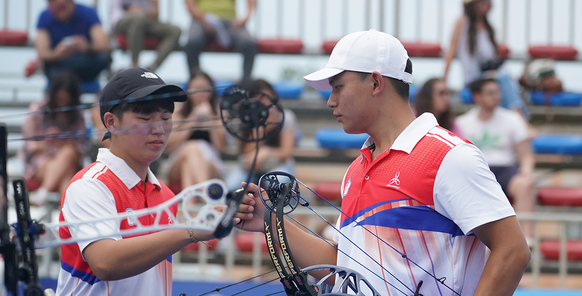 世錦賽銅牌組合陳怡瑄(左)、陳界綸(右)在複合弓混雙為中華隊添得銀牌。攝/大專體總