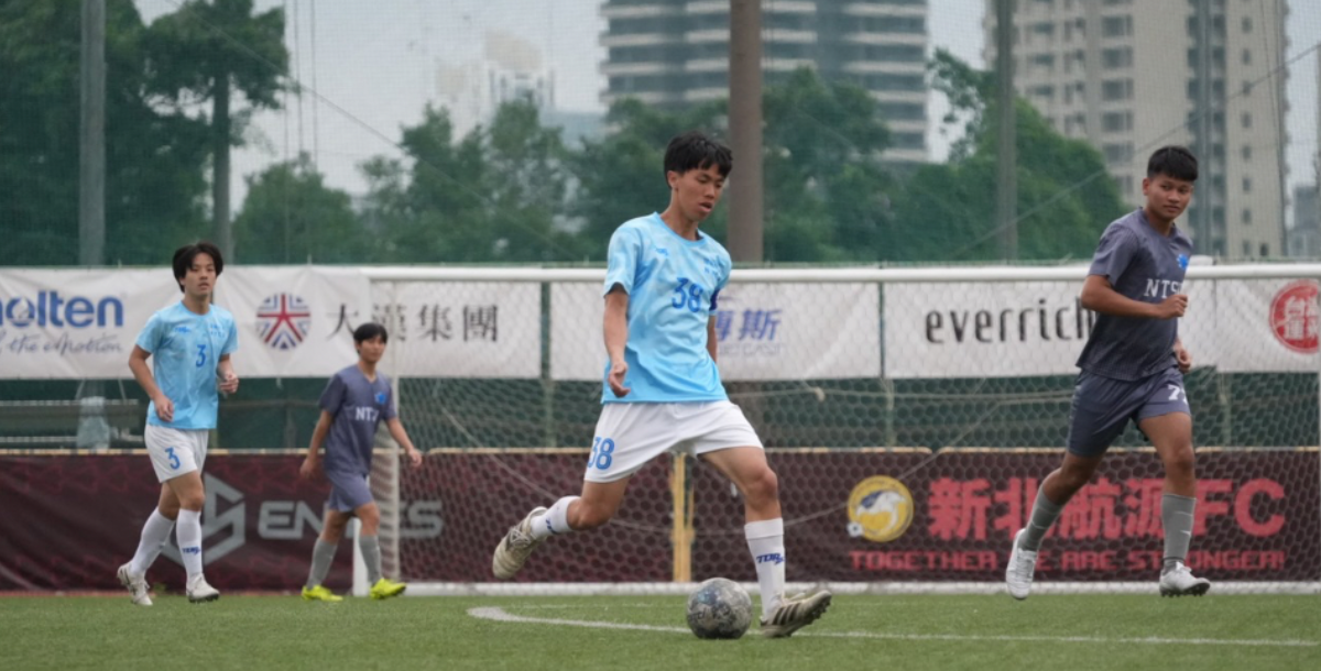 陽明交大隊長黃亮瑋在場上導傳給隊友。攝／謝宇倫