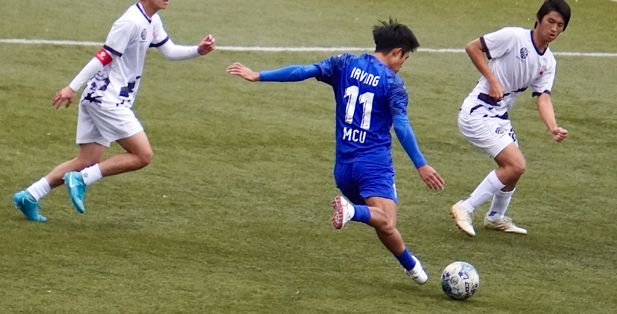 銘傳曾子樂在禁區前緣尋找機會，面對兩名對手包夾仍嘗試進攻。攝/孫千筑 (另開新視窗)