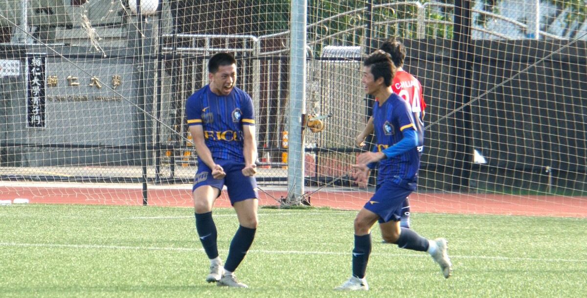 輔大蔡孟子(左)為球隊率先破門，怒吼提振球隊氣勢。攝/廖心瑀
