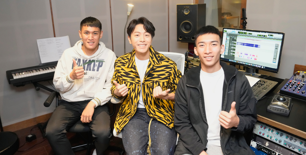 《如果可以》原唱、人氣創作歌手韋禮安(中)為UBA世新大學簡賀宇(左)、張俊生(右)配唱製作。攝/大專體總