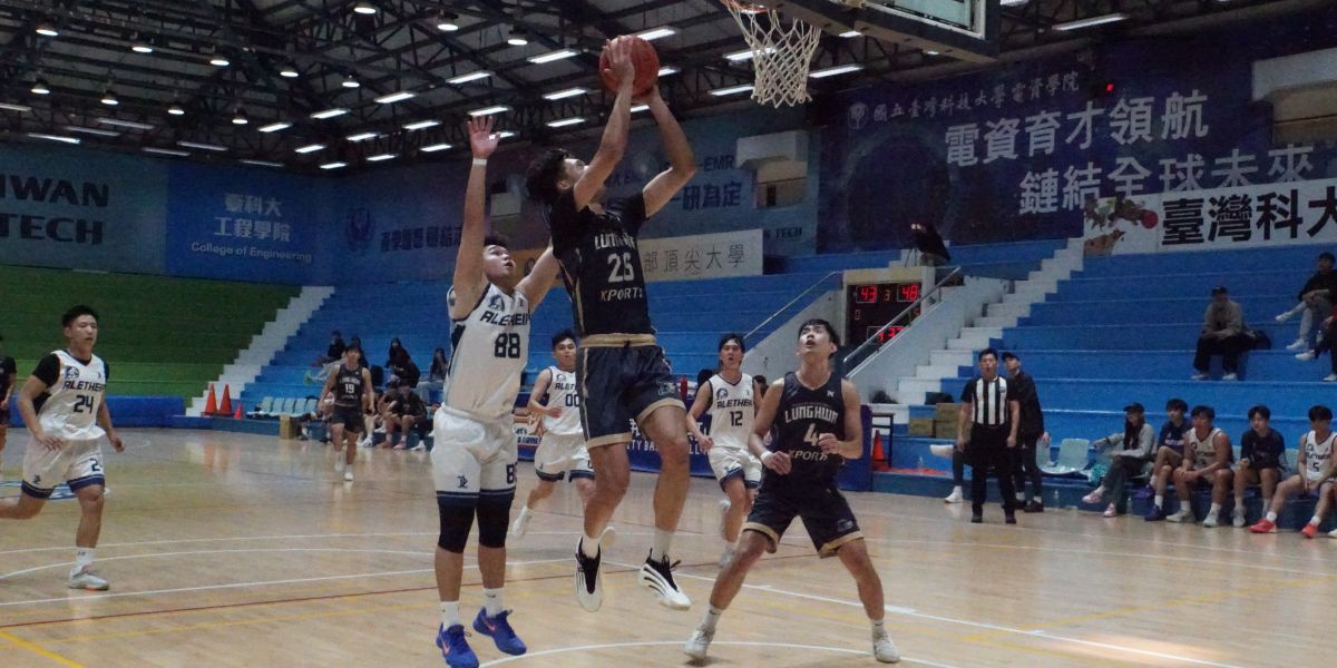 龍華劉皓瑋(中)身高192公分，在禁區展現高度影響力。攝/廖芸萱