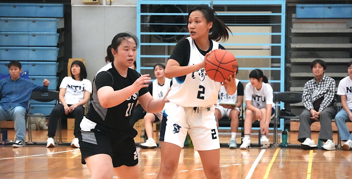 臺大吳珮璿(白)首節連飆四記三分球，單場攻下27分。攝/李亭葳