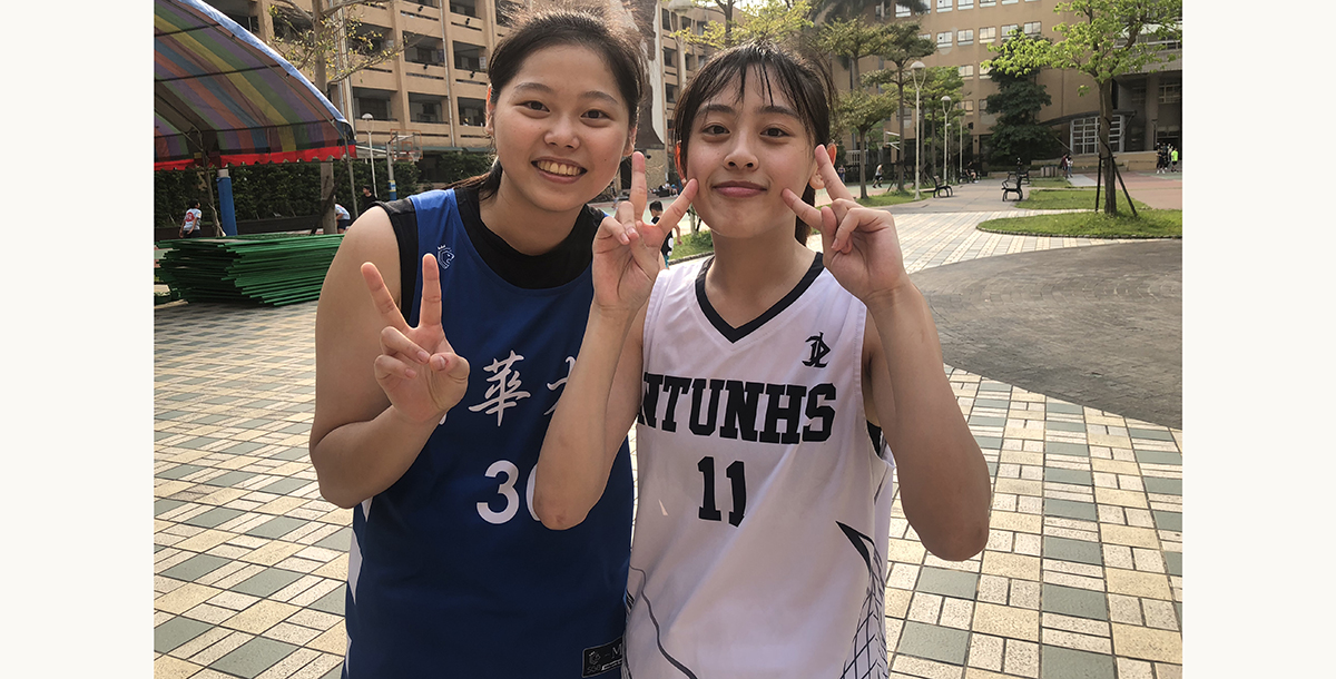 「小綠綠內戰」後,學姊游舒涵(右)、學妹林軒渝相見歡。攝/大專體總
