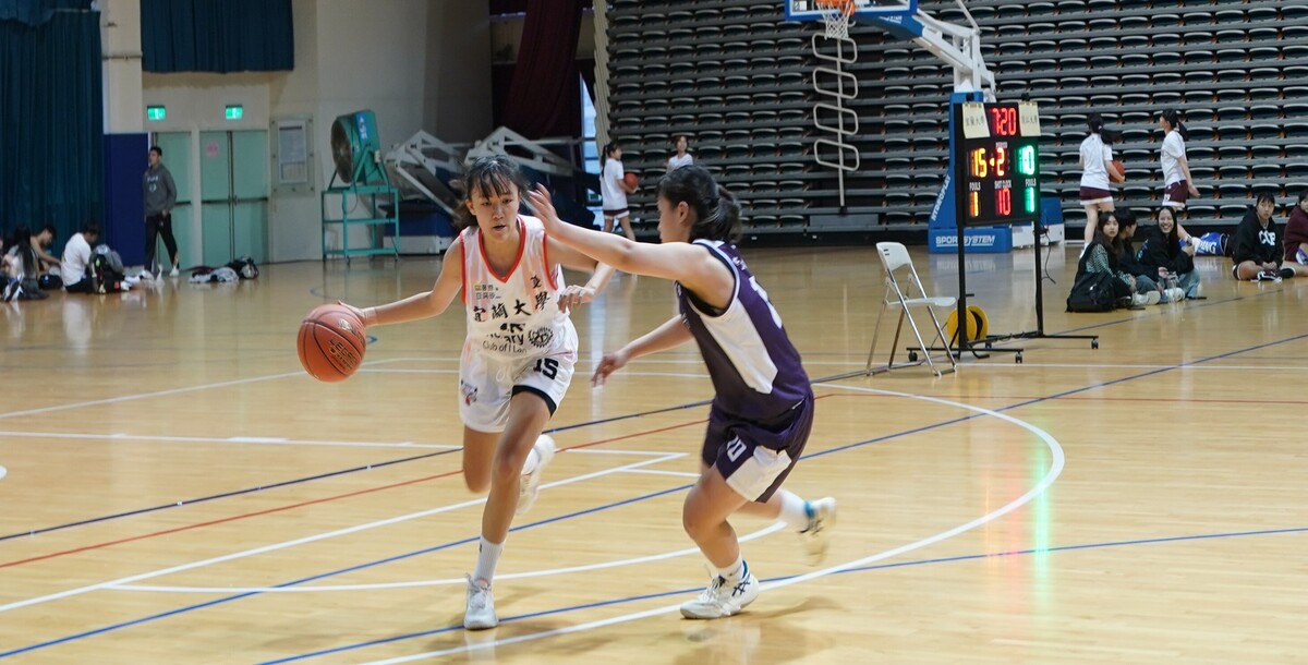 宜大隊長(白)賴瑋珊帶領球隊拿下預賽三連勝。攝/李孟璇