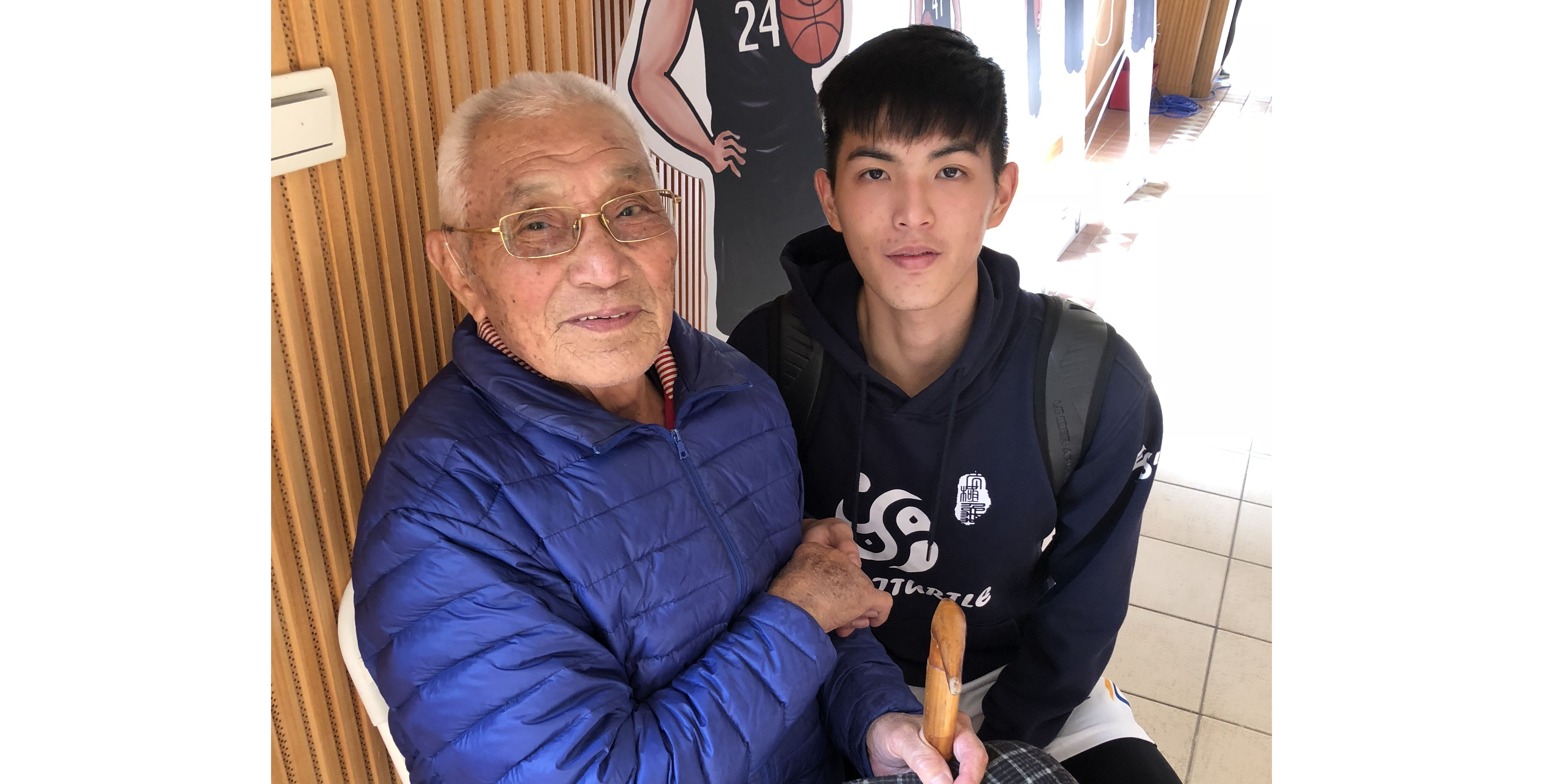 高師大射手林子洧與兼程從雲林來探班的94歲外公劉業貴爺孫情深。
