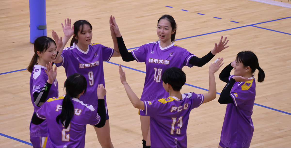 逢甲文雅琪(10)坐鎮網前，攻防兩端皆有建樹。攝/陳奕軒