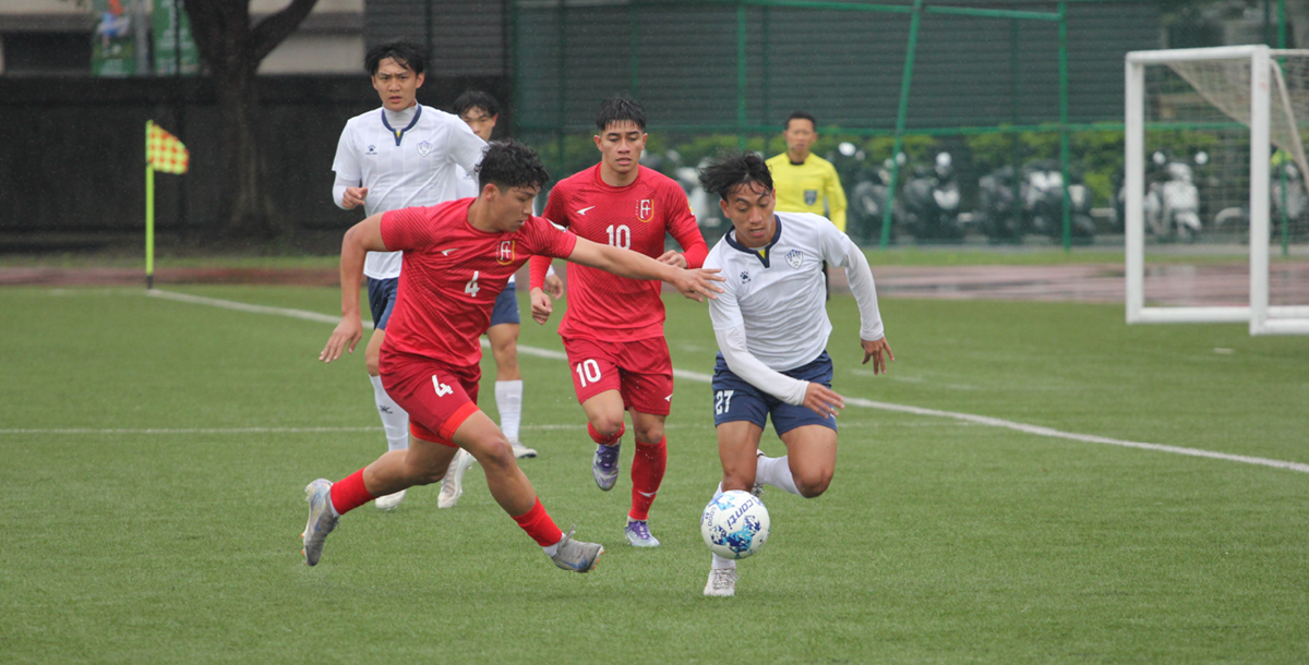 輔大後衛張文翔(左)，試圖阻止臺體施靖堂(右)進攻。 攝/陳葦澤