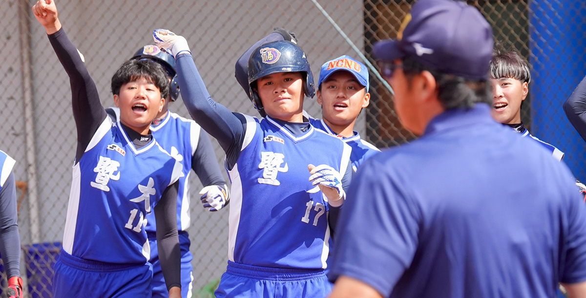葉貴萍（中）轟出三分砲，跟隊友一起慶祝。攝/大專體總 (另開新視窗)