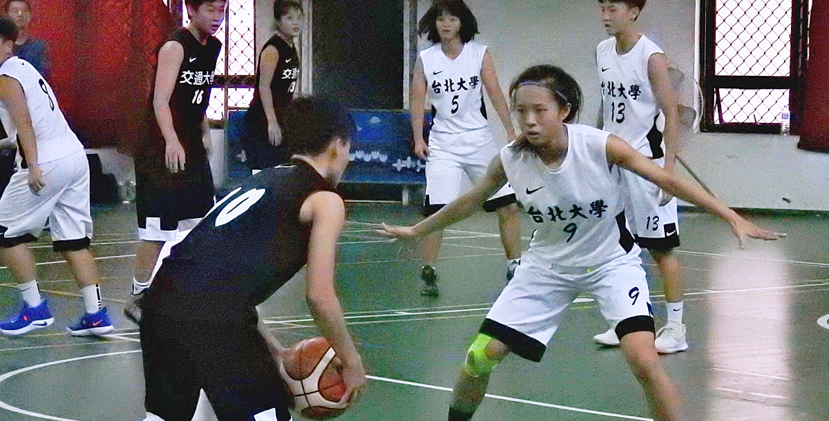 交大74:69力剋臺北大學，全勝之姿晉級複賽。攝/顏郁修