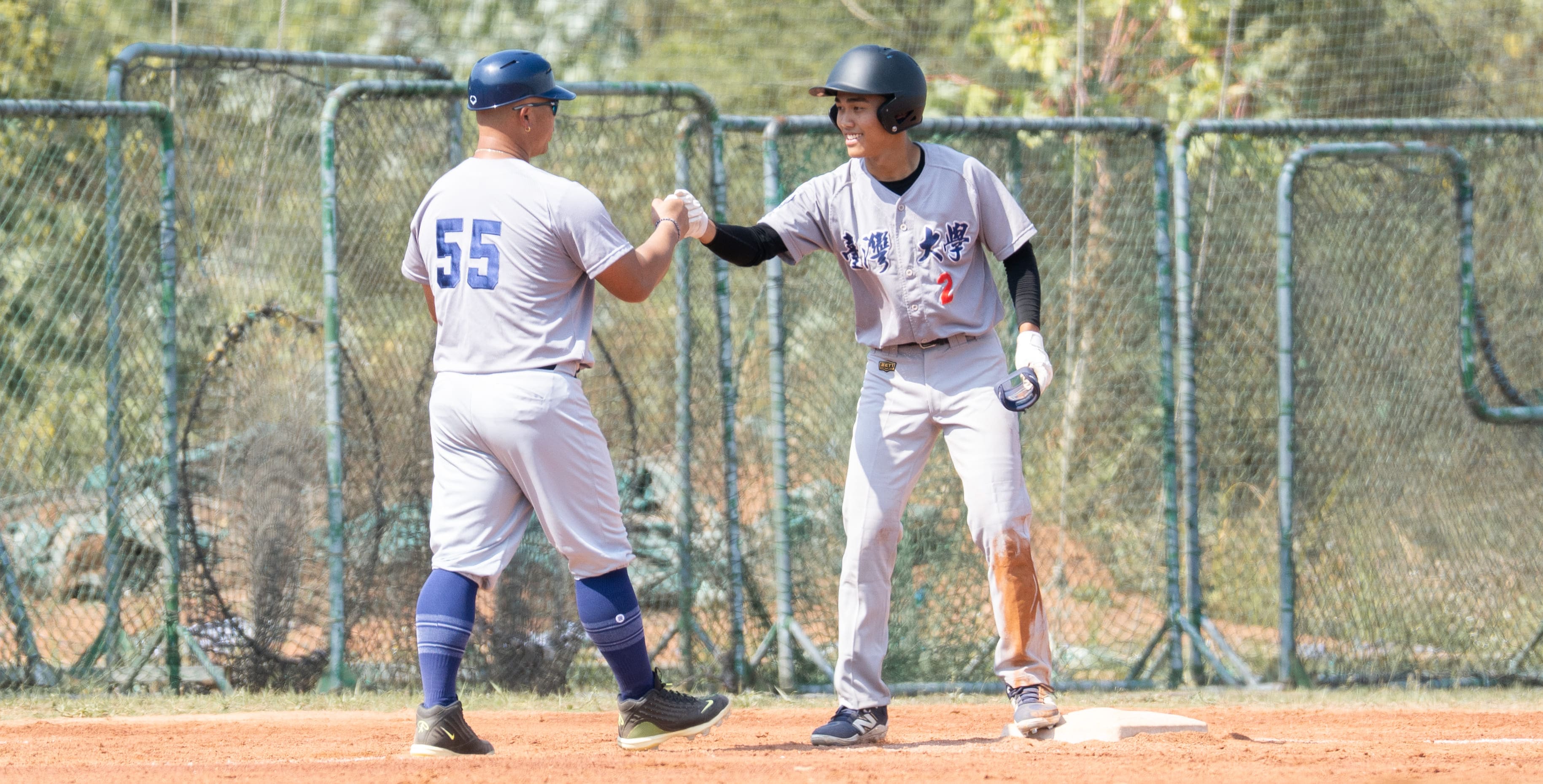 臺大楊佾(圖右)今日打擊表現亮眼，四局下敲出追平比數的關鍵安打。攝/黃斯筠