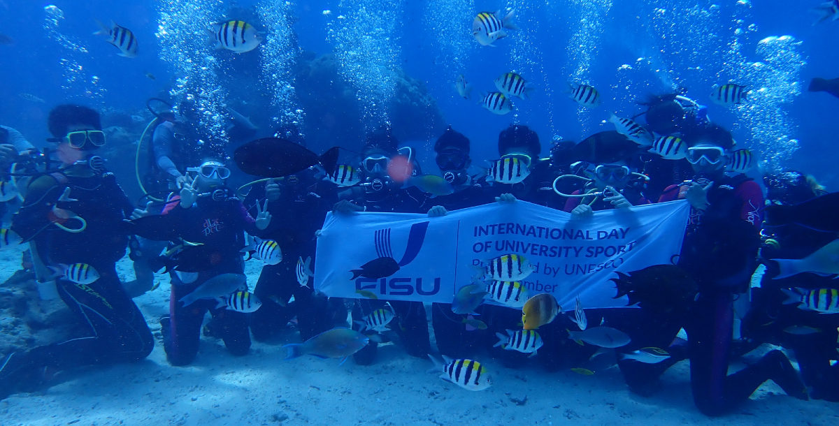 大專體總帶領學員於綠島體驗水肺潛水，成為IDUS全球首個於水下響應的慶祝活動。攝/大專體總