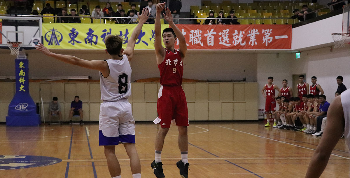 北市大連威勝狂飆30分,包含6記三分球。攝/潘君綺