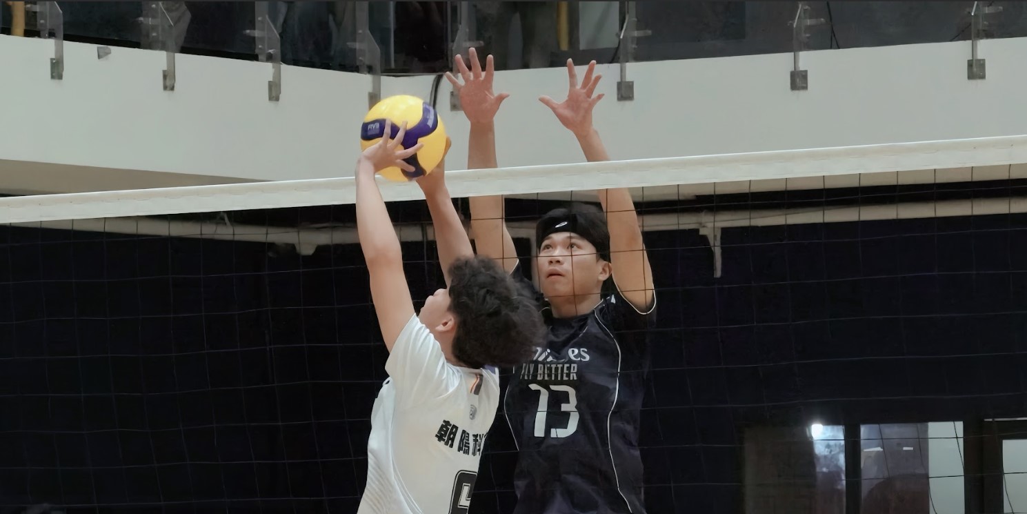 中原顏辰翰（黑）多次攔網建功。攝/巫騏安