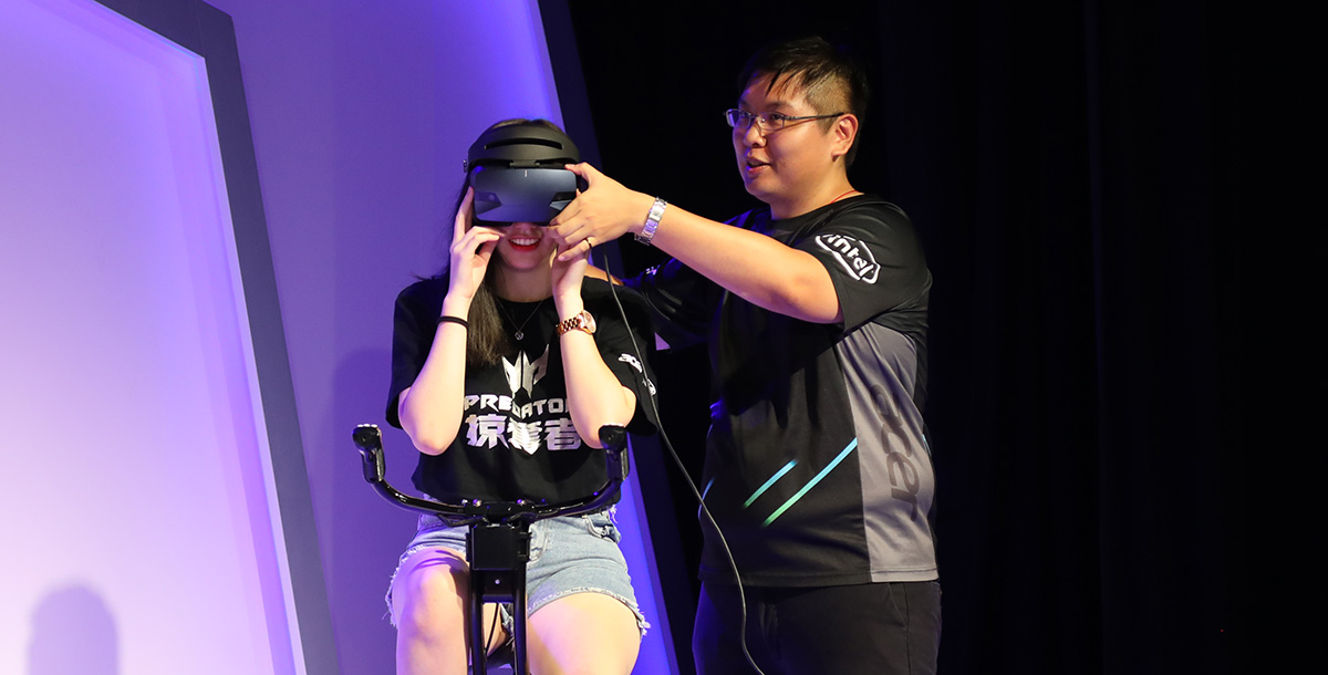 宏碁創新產品主任林俊佑現場邀請觀眾體驗VR。攝/曾泓睿