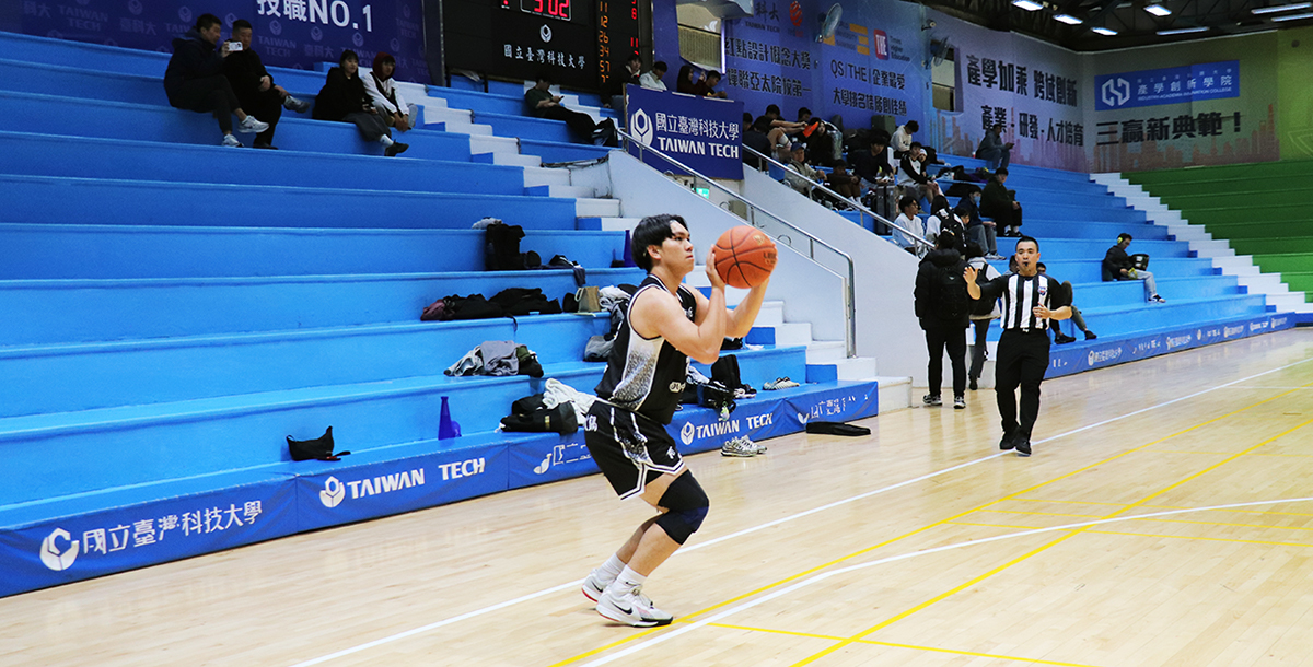 屏大盧兆凱投出三分球，本場獲得13分。攝／周孫磊