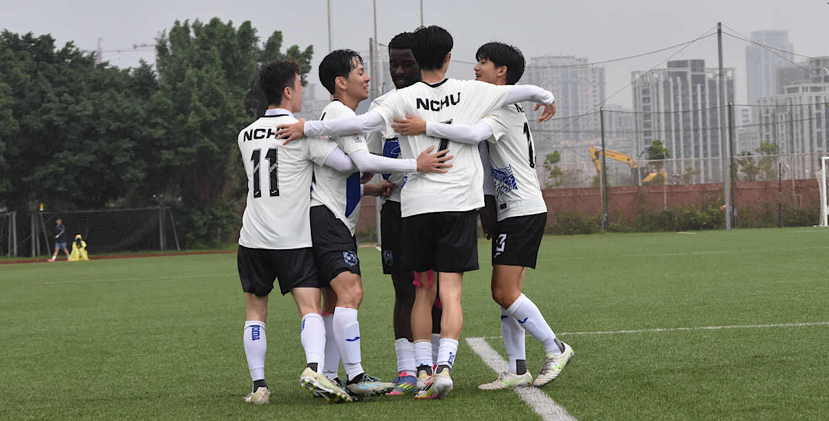 中興在比賽末端進第二球，歡聚慶祝。攝/蔡佩璇