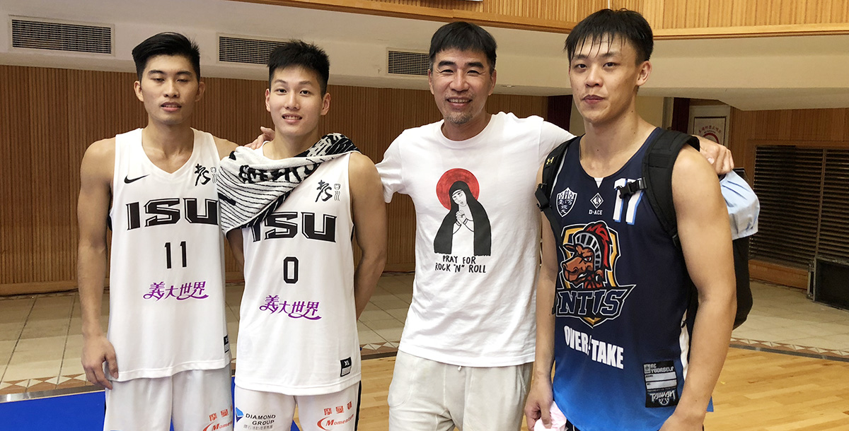 義守「東中師徒會」教練邱聖豪(右二)與愛將陳孝禹(左)、劉以道(左二)及臺體的高立融。攝/大專體總
