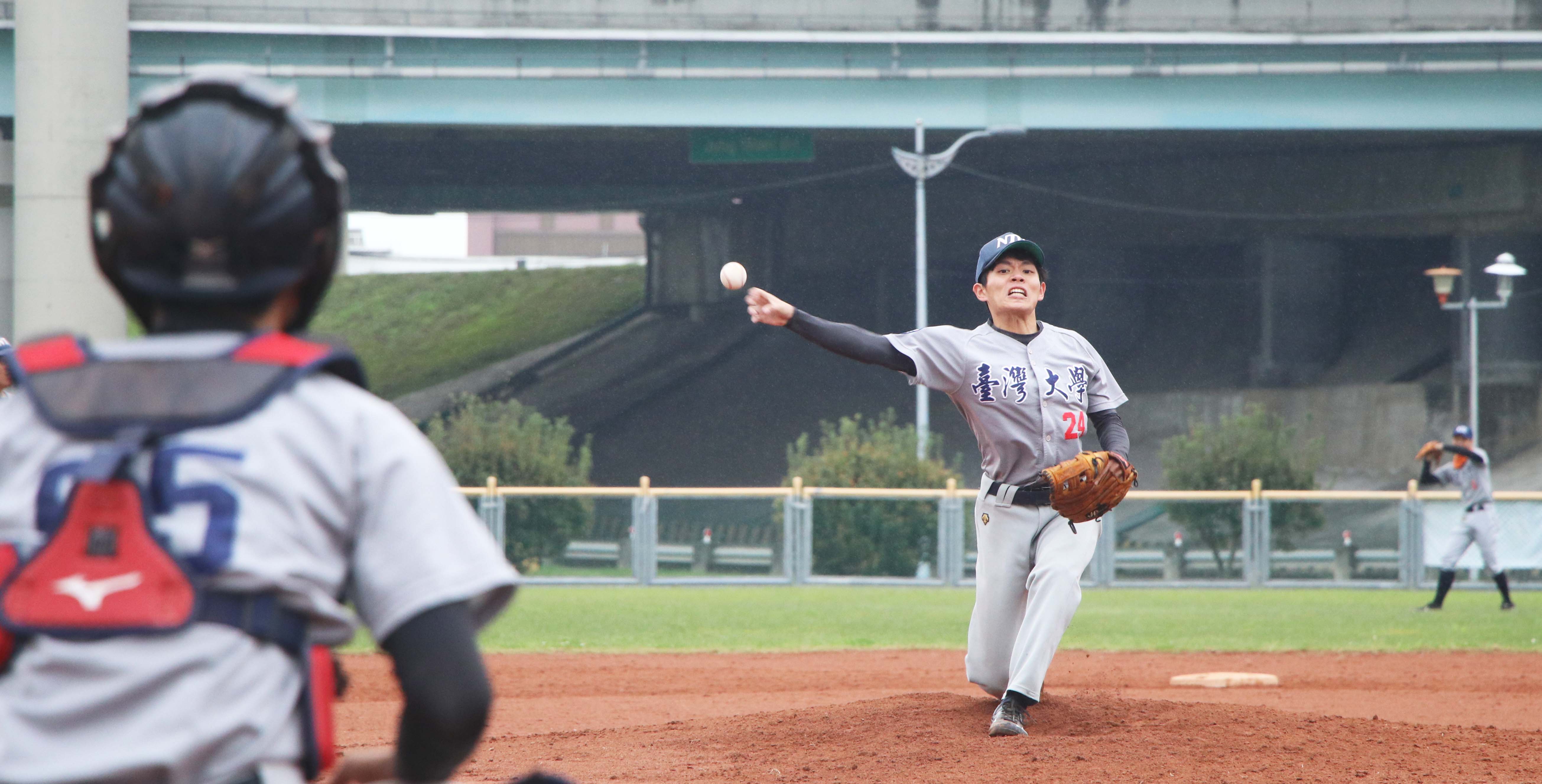 臺大簡仲明五局好投助球隊拿下勝利。攝/劉又名