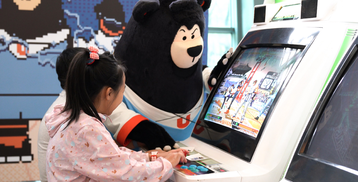 場邊攤位有多元互動形式，吸引大小球迷參與。攝/SSU特派員 周依柔