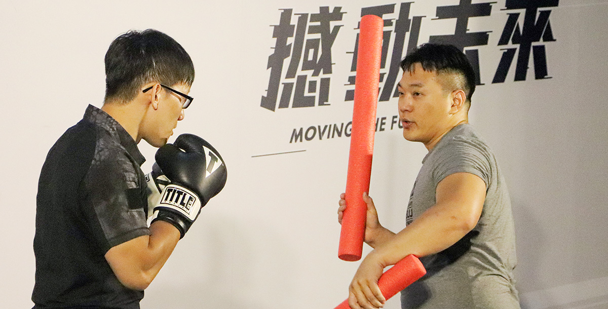 詹皓凱（右）示範拳擊教學。攝/曾馨儀