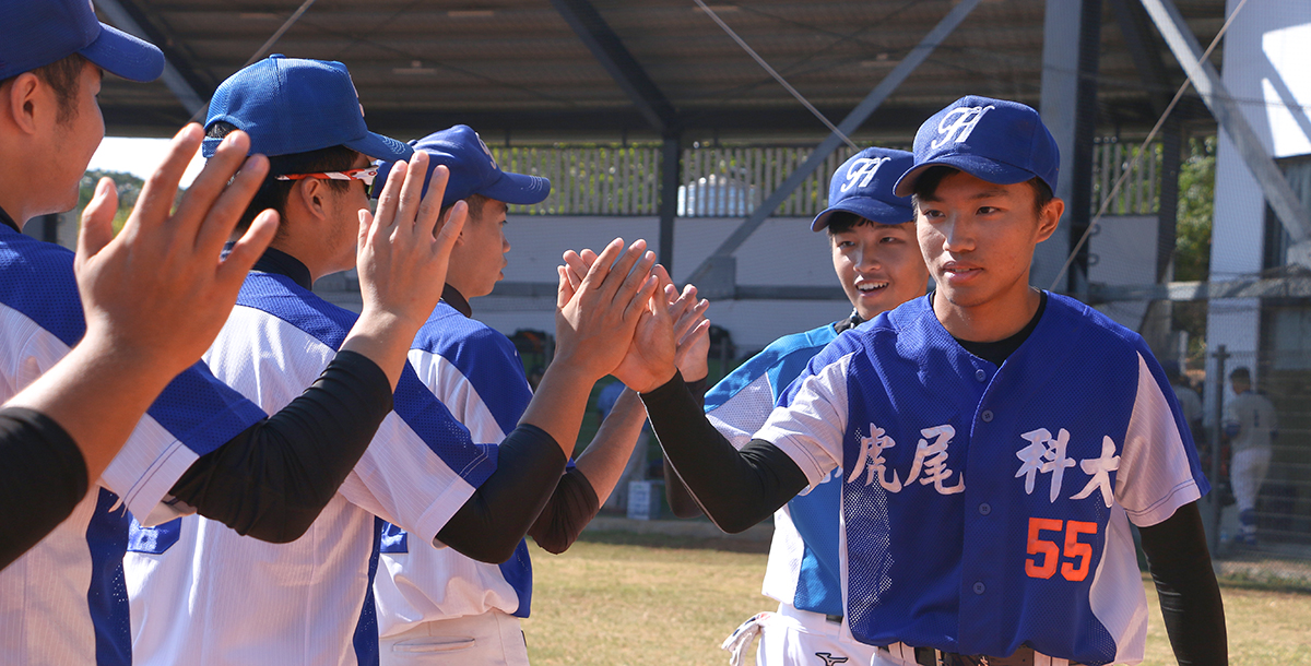 虎尾科大拿下排名賽首勝，賽後隊友擊掌慶祝。攝/陳俊廷