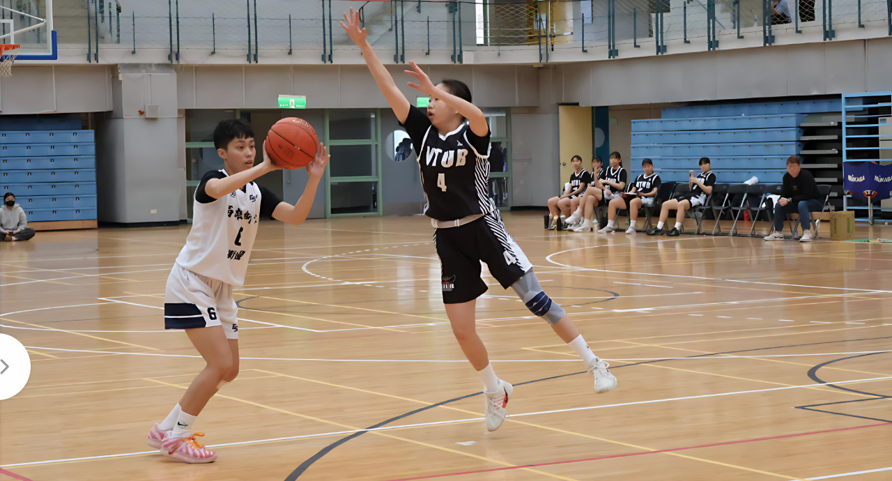 高師大柯宇心(白)多次嘗試切入進攻。 攝/張妘萁