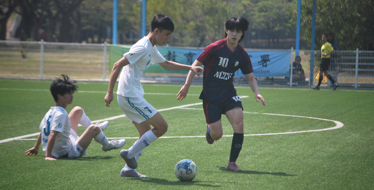 政大(深)王棋閎壓迫對手。攝/吳妤宸