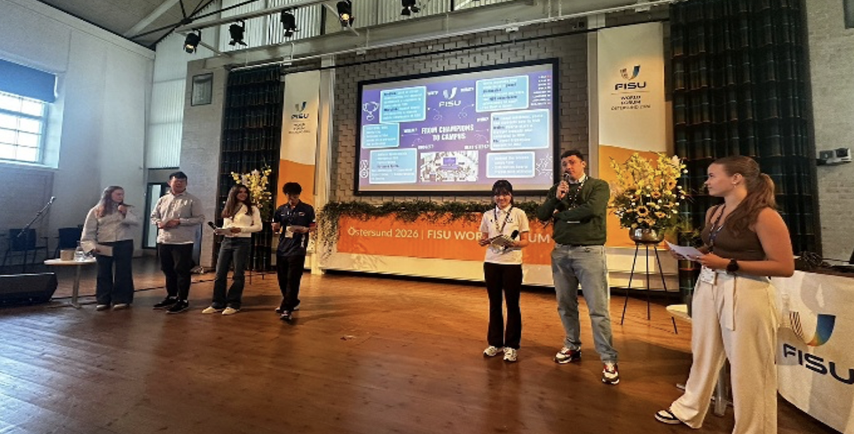 學生代表與上台進行專題報告。