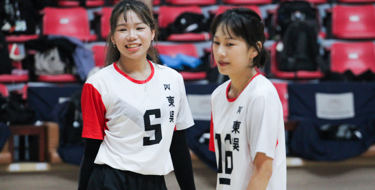 東吳主攻手胡盼恩(左)與隊長鄭雅瑄(右)，幫助球隊克服逆境勝出。 攝/陳葦澤