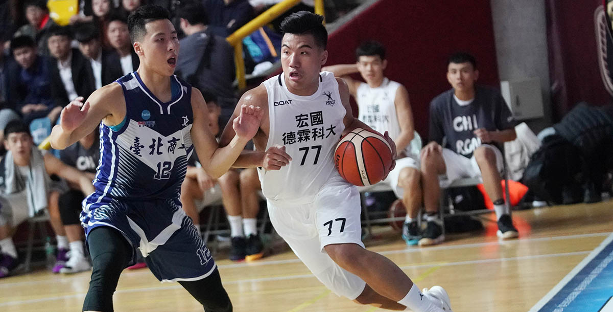 宏國德霖科大潘泳村終場前2分23秒關鍵的「空中抓飛鳥」,近距離漂亮抄球上籃,把領先優勢擴大為兩位數。攝/大專體總