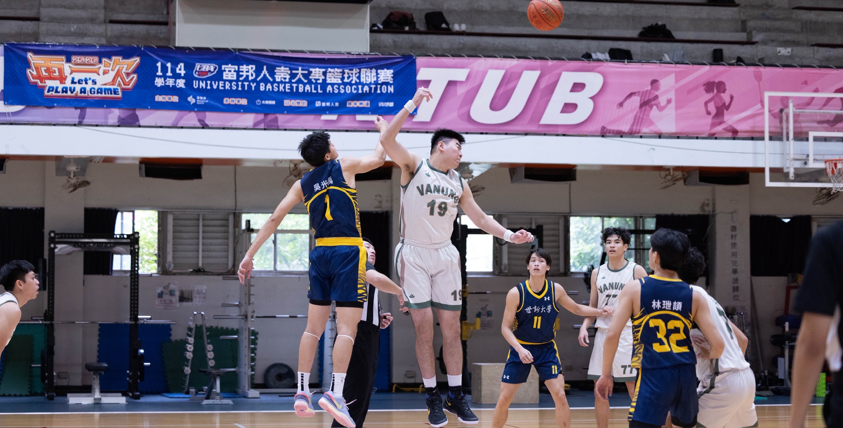 開局雙方跳球，萬能科大（白），世新大學（藍） 攝/江敏慈