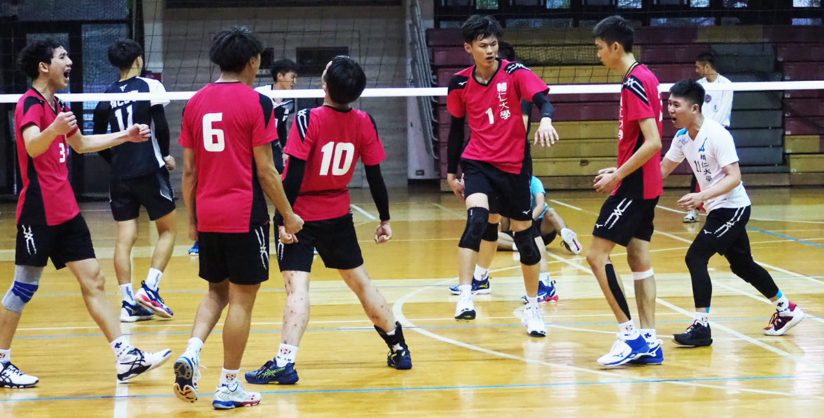 輔大驚險獲勝，達成教練所設定的晉級目標。攝/唐嘉佑