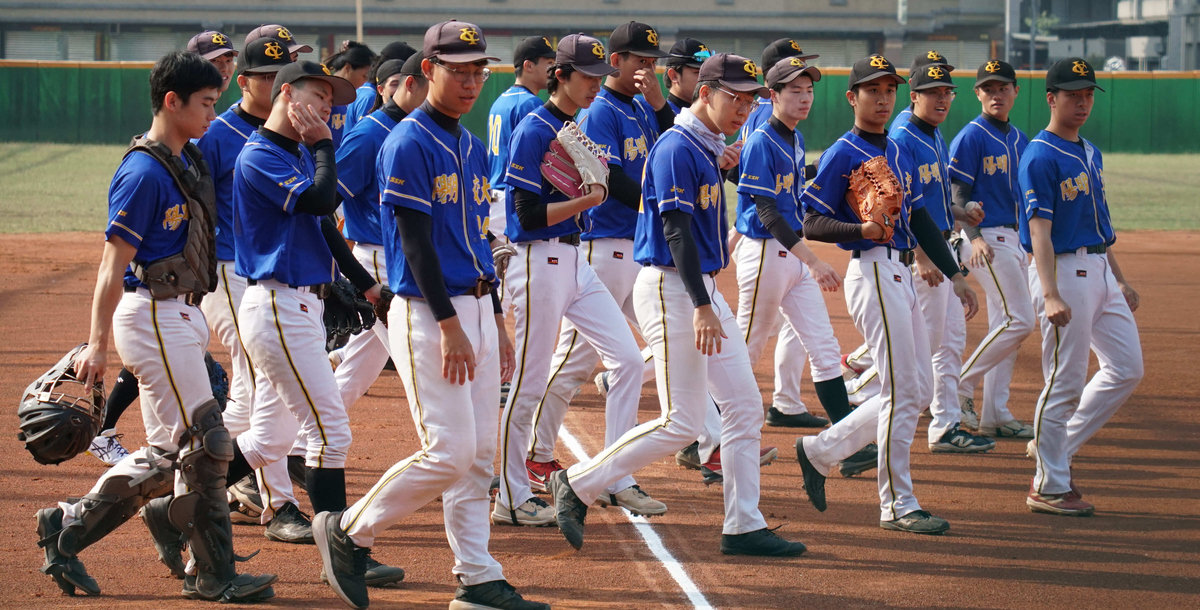 陽明交大球員上下一心，奪下四強門票。攝/林昱丞