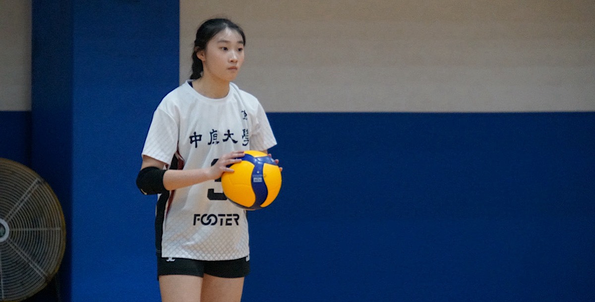 中原王芯妍屏氣凝神準備發球。攝/石珮琪