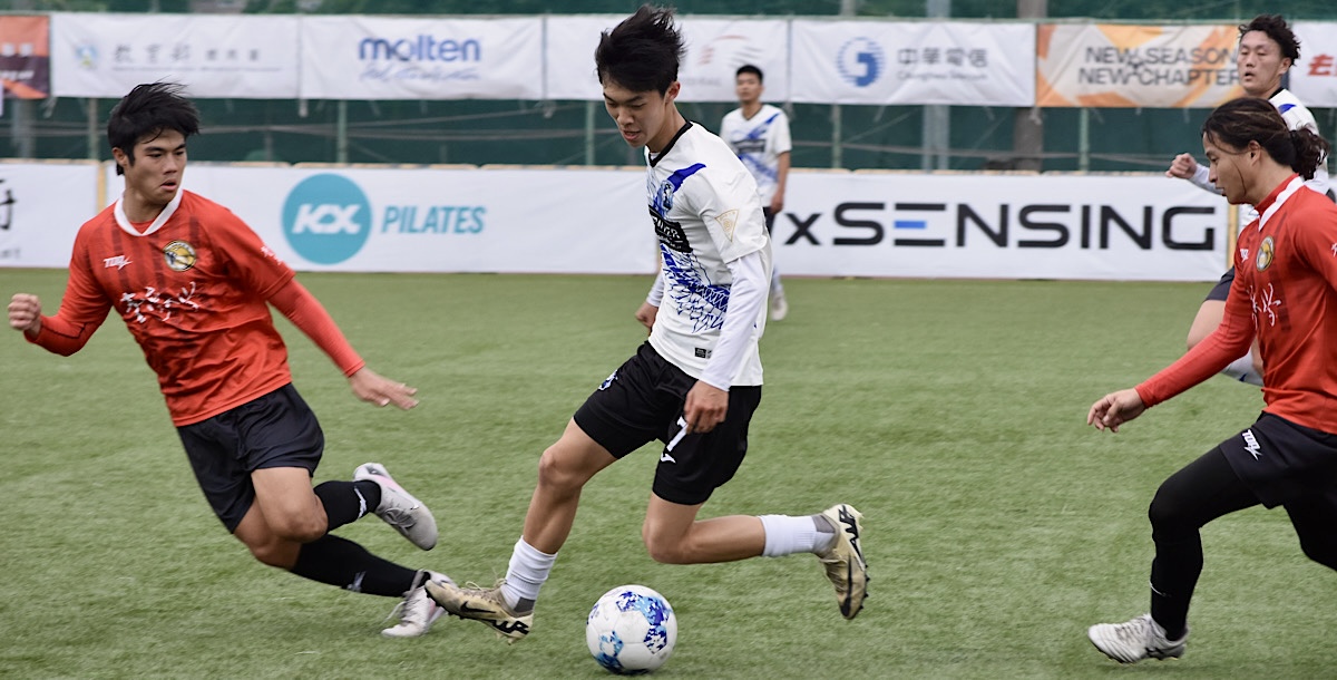 中興吳秉原（白）本季 UFA 八場已進 8 球。攝/蔡佩璇