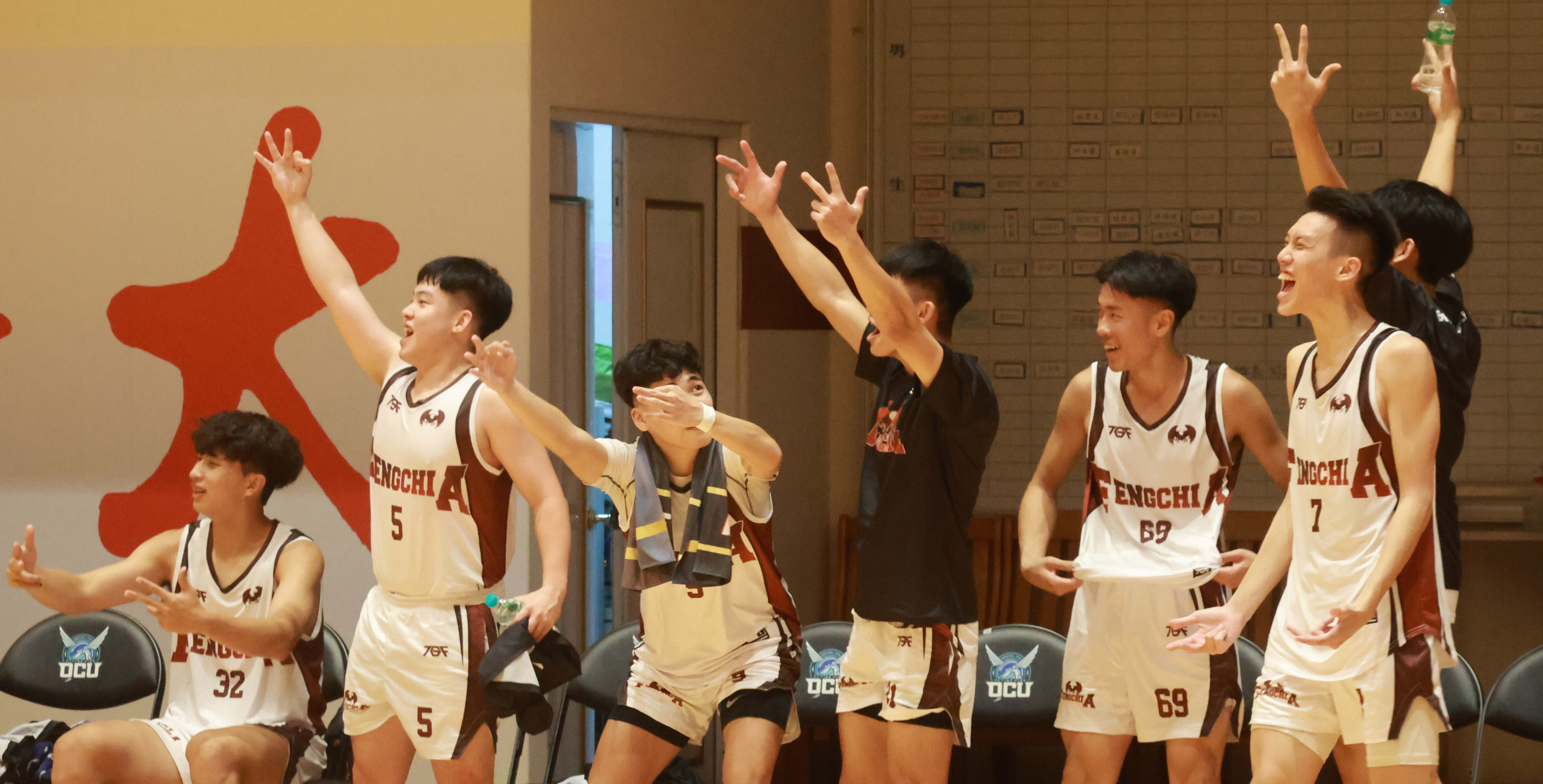 逢甲末節氣勢仍不減，休息室給予歡呼回應。攝/邱治霖
