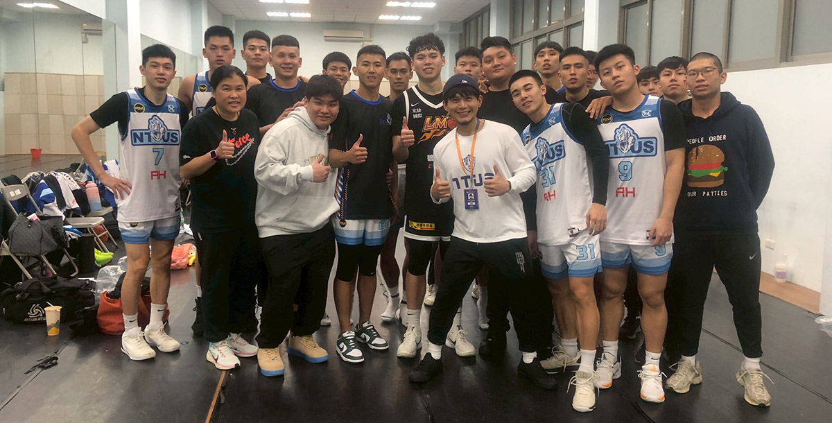 黎明謝侄豈（中）與前臺體教練田本玉及隊友。攝/大專體總