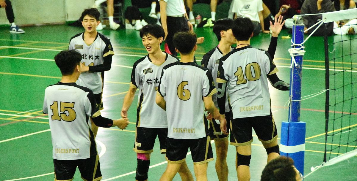 北科大隊員於場上擊掌慶祝得分。攝/藍毓靜
