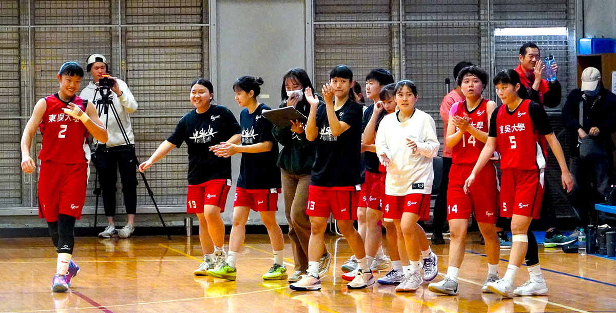 下半場逆轉勝勇奪季軍的東吳大學。程琳攝