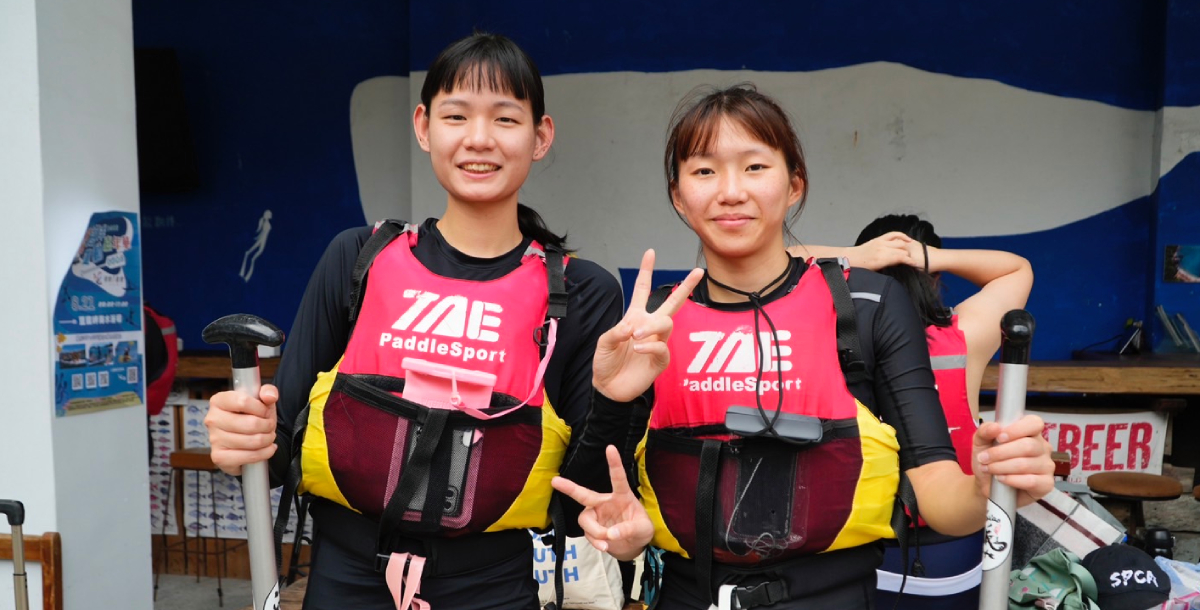 文化大學郭虹廷(左)、黃巧鈞參與UBA企劃，陪伴彼此勇敢挑戰浮潛。攝/大專體總