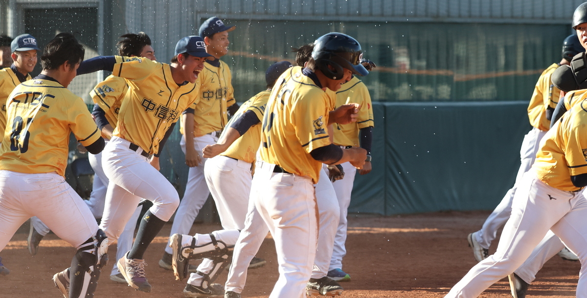 中信科大擊出再見安打後開心慶祝。攝/林巧晨