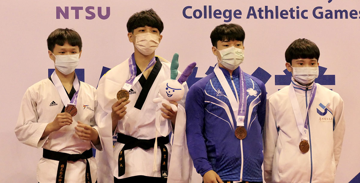 臺師吳京典(左二)拿下公開男子個人組金牌。攝/鄧安芸