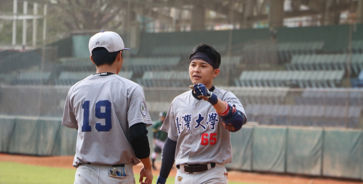 臺大林祥閎擊出再見安打，臺大以三局15:0提前結束比賽。攝/許靜玟
