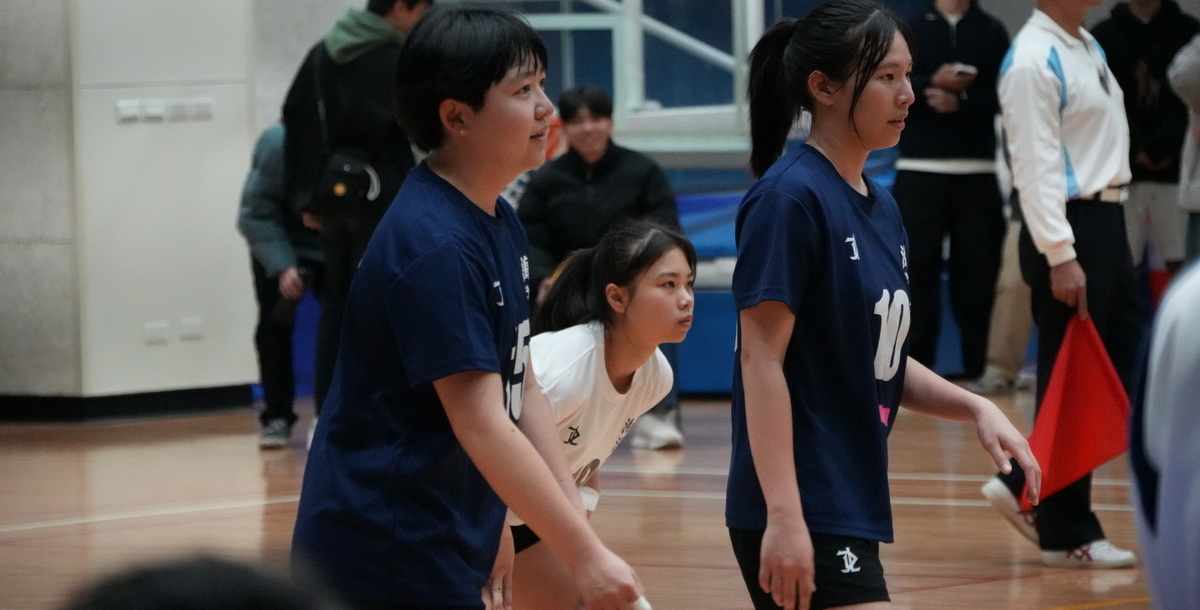 海大舉球員蕭涵翊(左)和主攻手李芯(右)。攝/游之睿