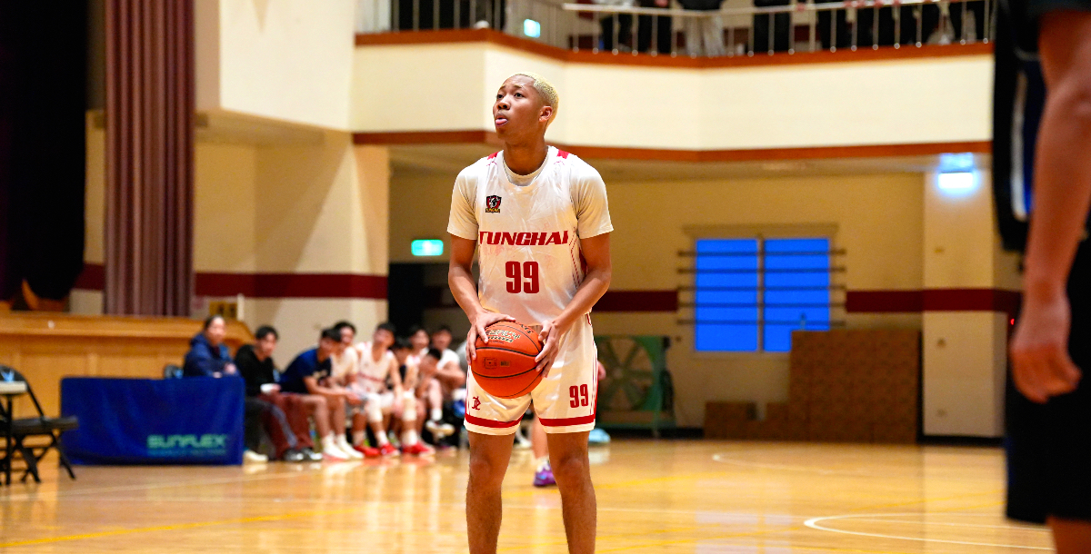 (內文圖)東海中鋒翁曼昕在禁區展現強勢存在感，多次抓下關鍵籃板並送出封阻。攝／施浚璿