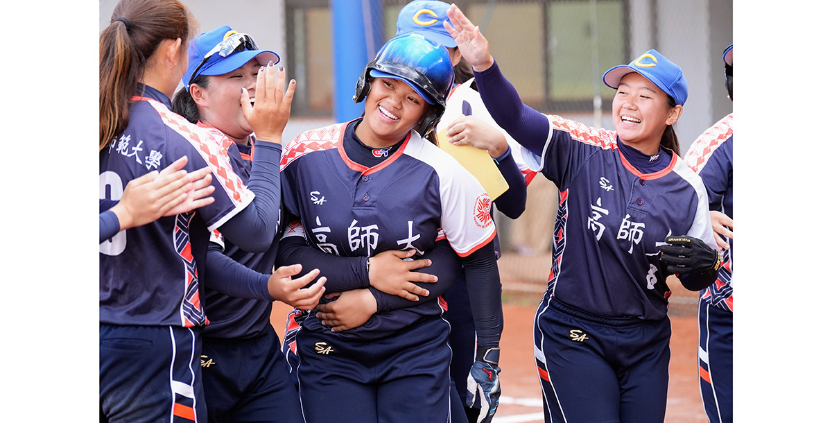 王家妡（中）敲出生涯首轟，隊友紛紛獻上祝賀。攝/大會