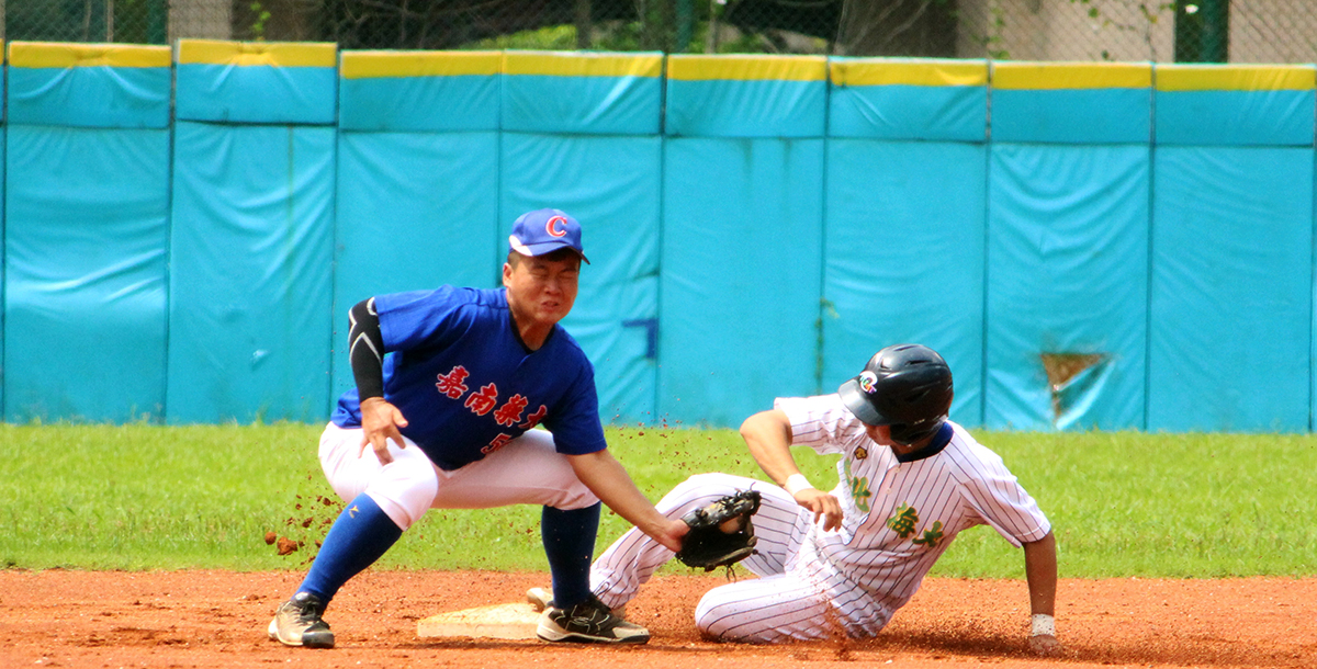 臺北海大前半場積極搶壘，終場以8：7驚險獲勝。攝/劉藝楓