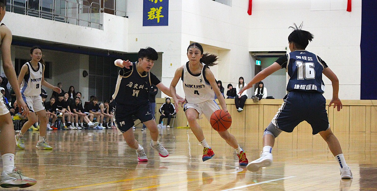 高科大李純妤(白色4號)進攻切入屏科大防線。攝/潘立晏